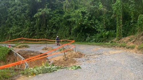 Mưa lũ gây sạt lở nghiêm trọng nhiều tuyến đường