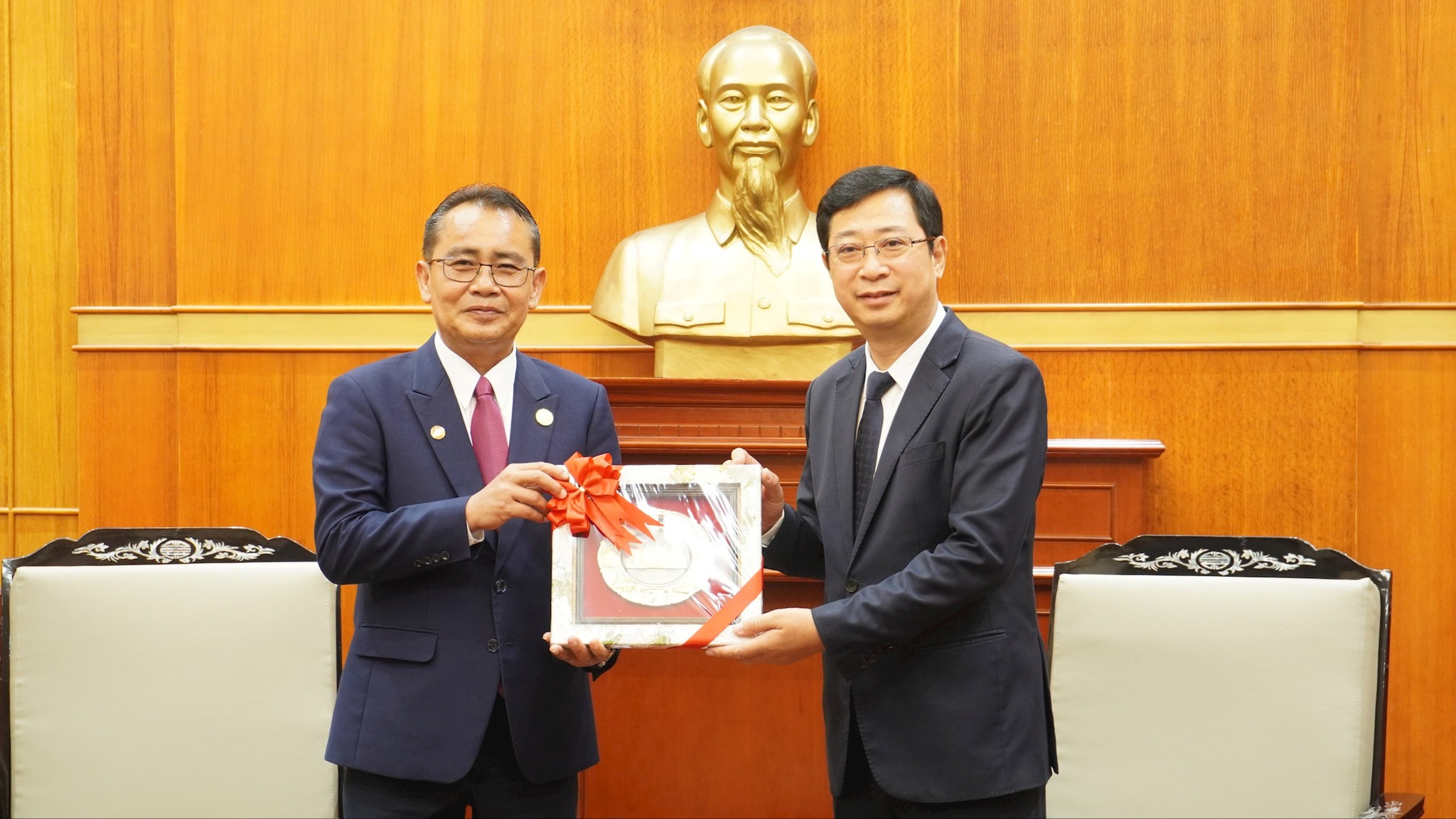 Đoàn đại biểu Mặt trận Viêng Chăn chào xã giao MTTQ Việt Nam