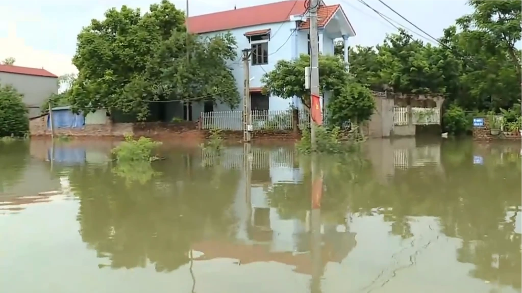 Nhiều hộ dân xã Trung Giã bị ngập sâu