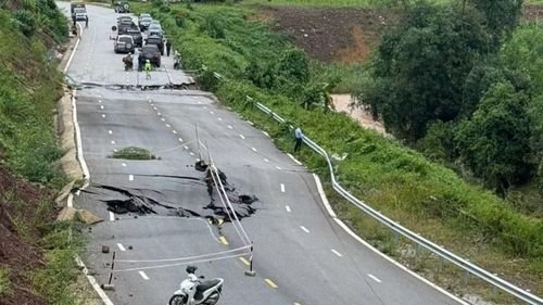 Huy động lực lượng khơi thông các tuyến đường bị tắc