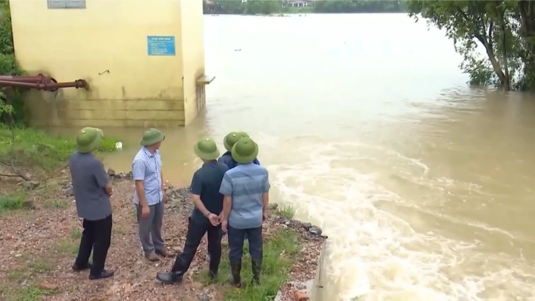 Bão Narra xa đất liền, lũ nhiều sông vẫn trên báo động III