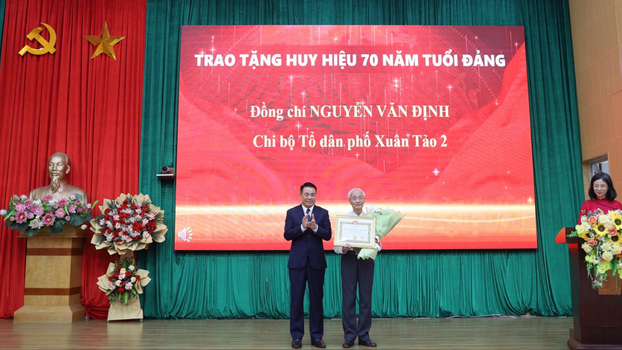 Phường Xuân Đỉnh trao Huy hiệu Đảng đợt 2/9