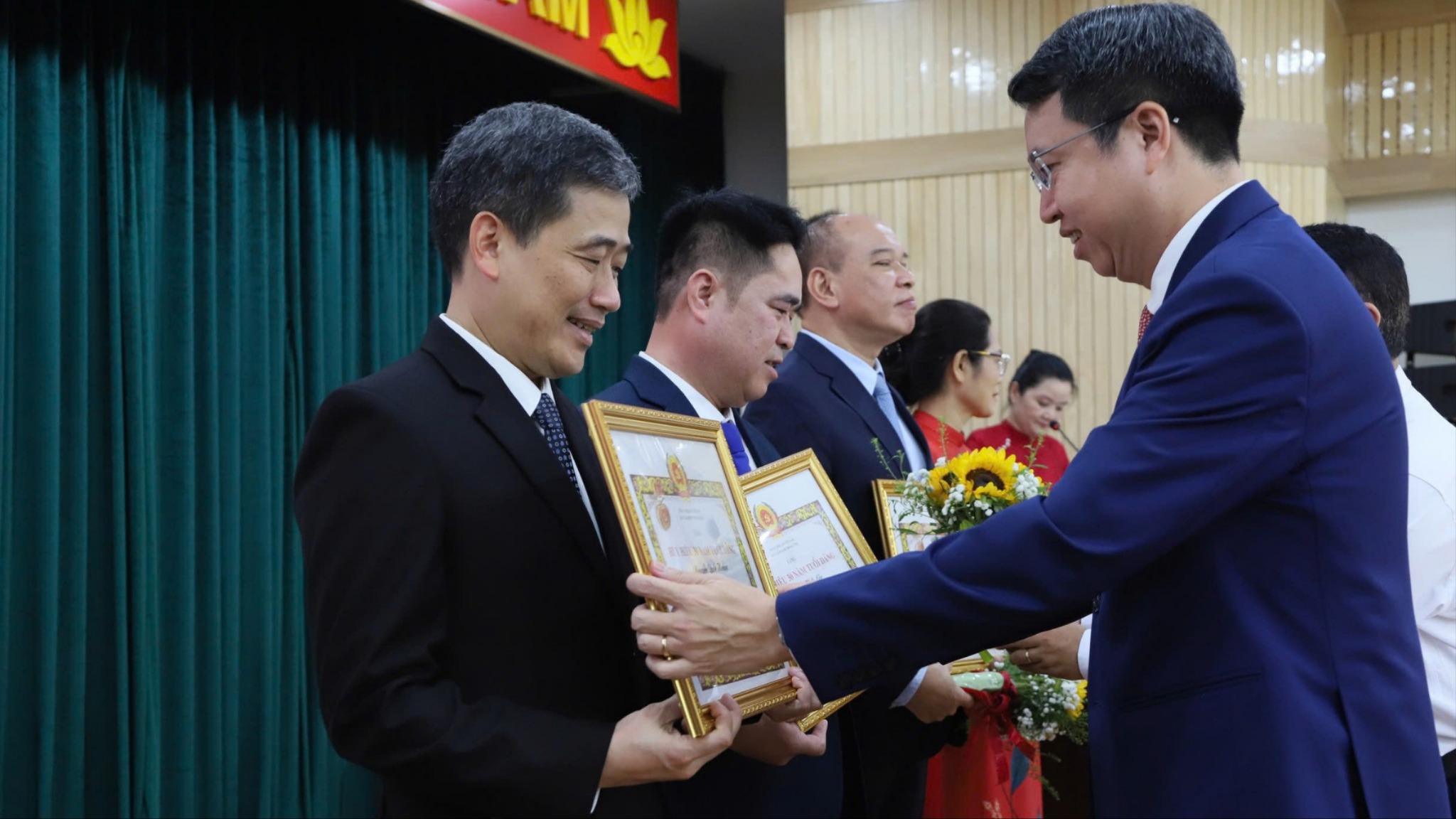 Phường Cửa Nam trao tặng Huy hiệu Đảng đợt 2/9