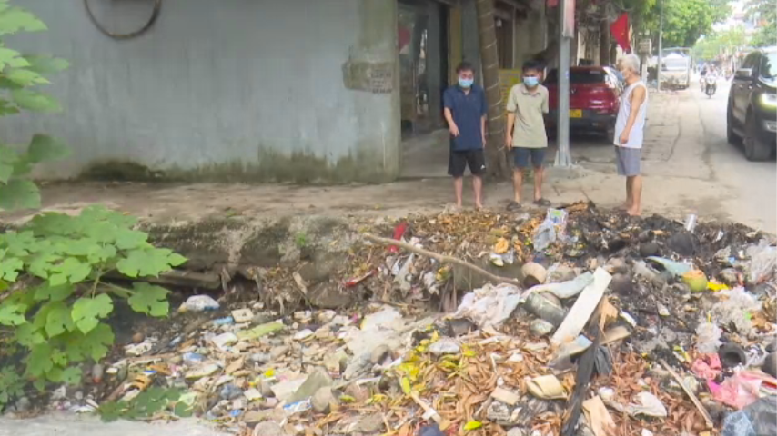 Kênh Đan Hoài ngập rác, người dân lo sợ ô nhiễm bủa vây