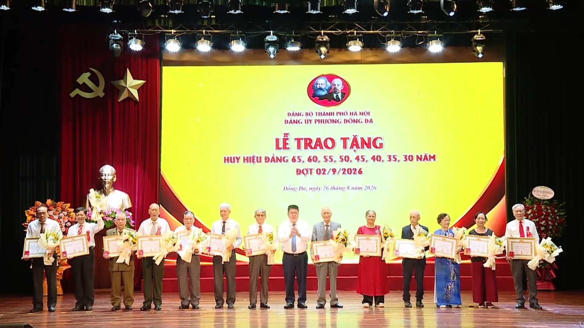 Nhiều địa phương của Hà Nội trao tặng Huy hiệu Đảng cho các đồng chí lão thành cách mạng