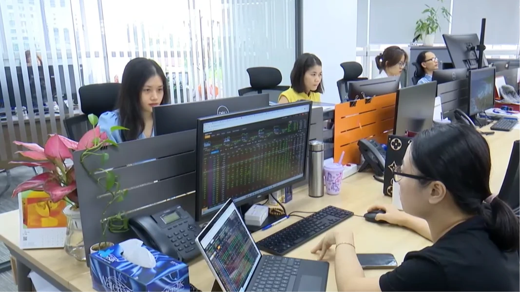 VN-Index bứt phá 1.800 điểm, dòng tiền đổ mạnh vào ngân hàng