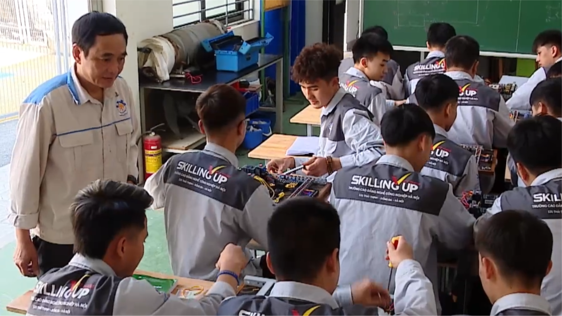 Khoảng cách từ giảng đường đến thị trường lao động