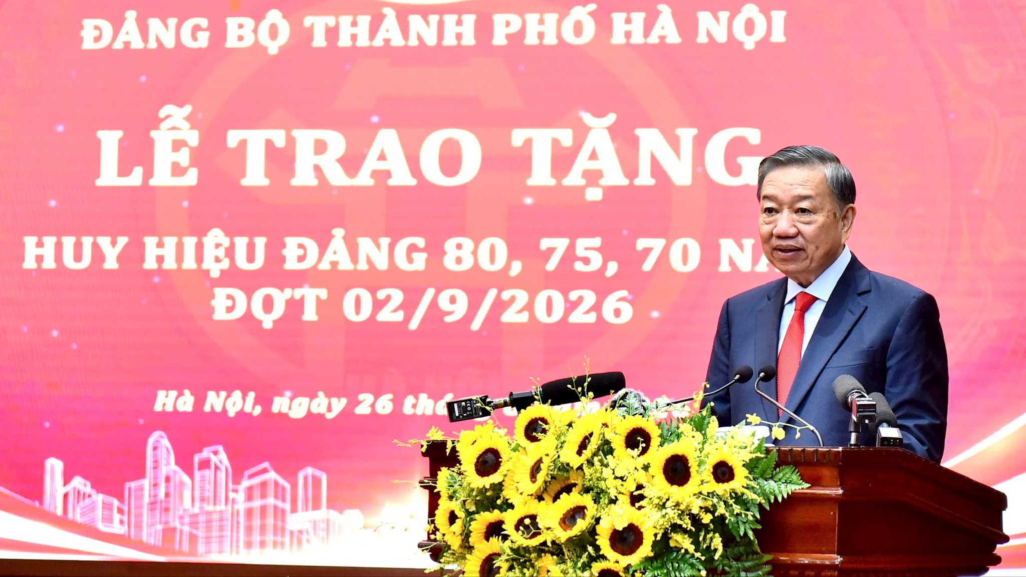 Tổng Bí thư, Chủ tịch nước trao Huy hiệu Đảng tặng đảng viên lão thành Thủ đô