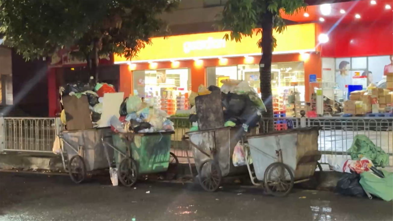 Điểm tập kết rác gây mất an toàn giao thông  