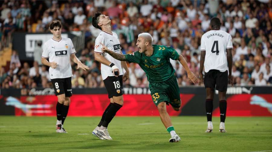 Real Beltis giành 3 điểm trên sân của Valencia