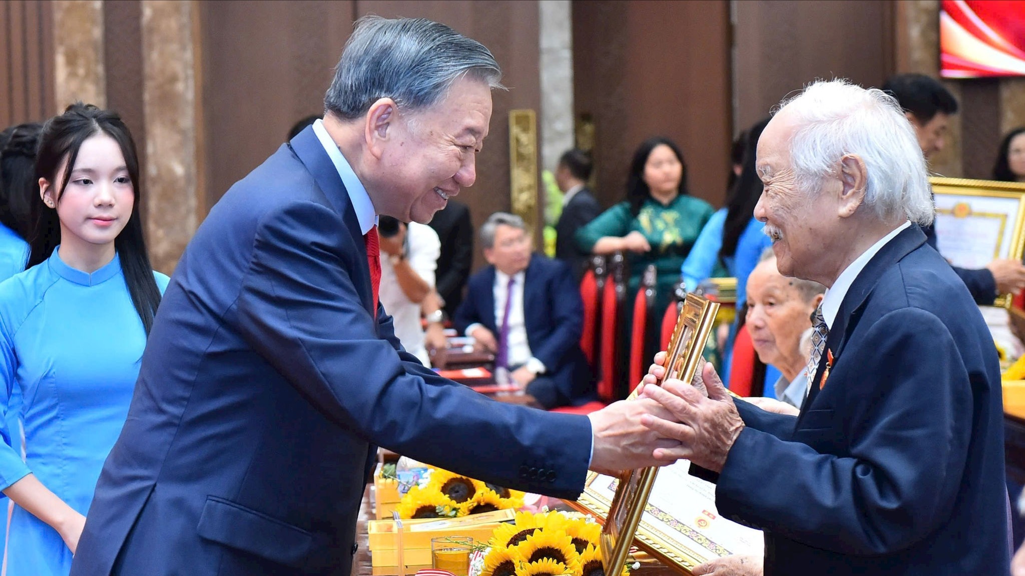 Tổng Bí thư, Chủ tịch nước trao Huy hiệu Đảng tặng đảng viên lão thành Thủ đô