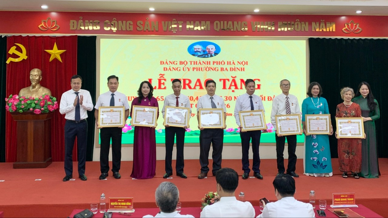 Phường Ba Đình: 178 đảng viên vinh dự nhận Huy hiệu Đảng 