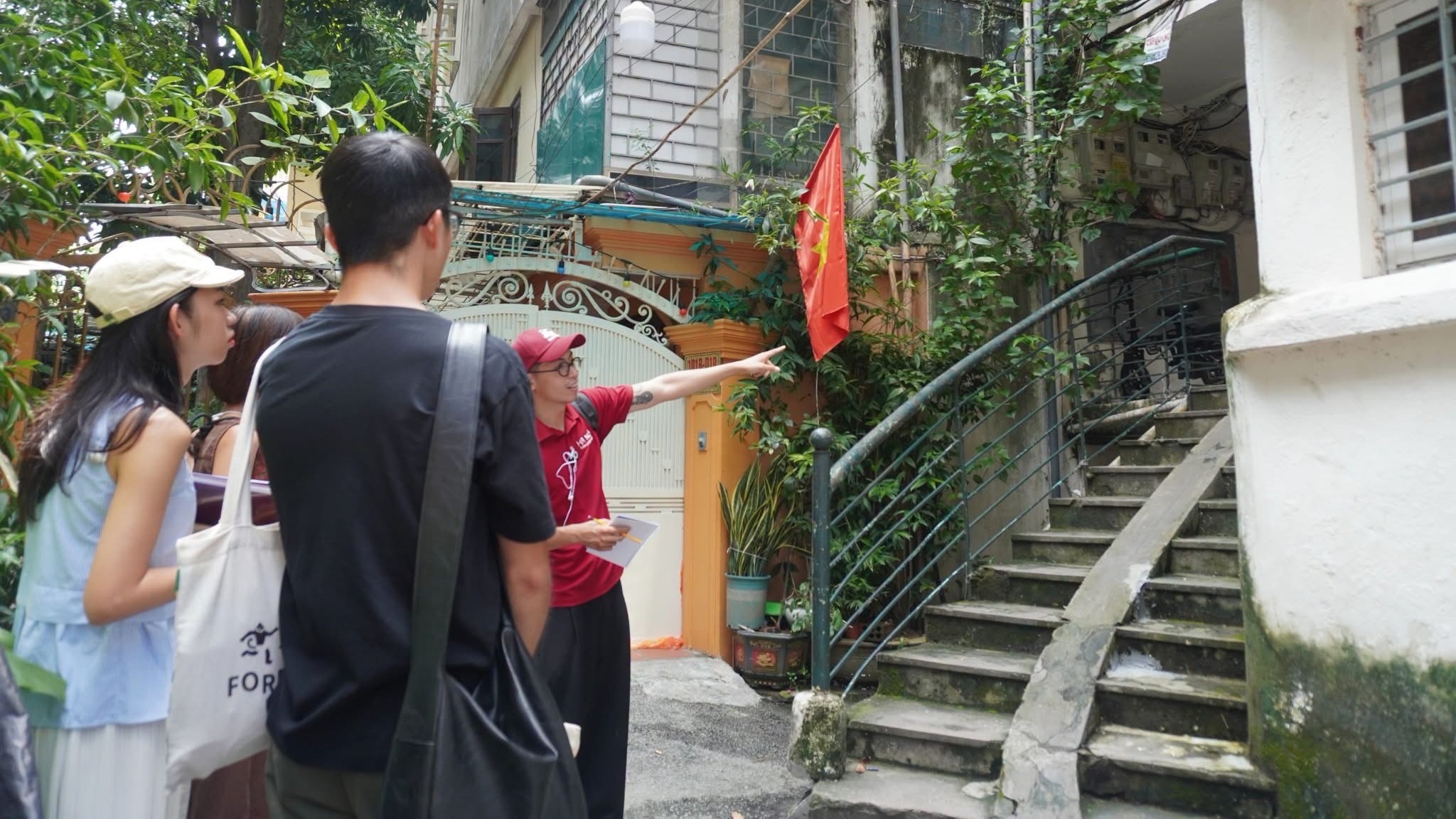 Dẫn tour đi bộ khám phá Hà Nội
