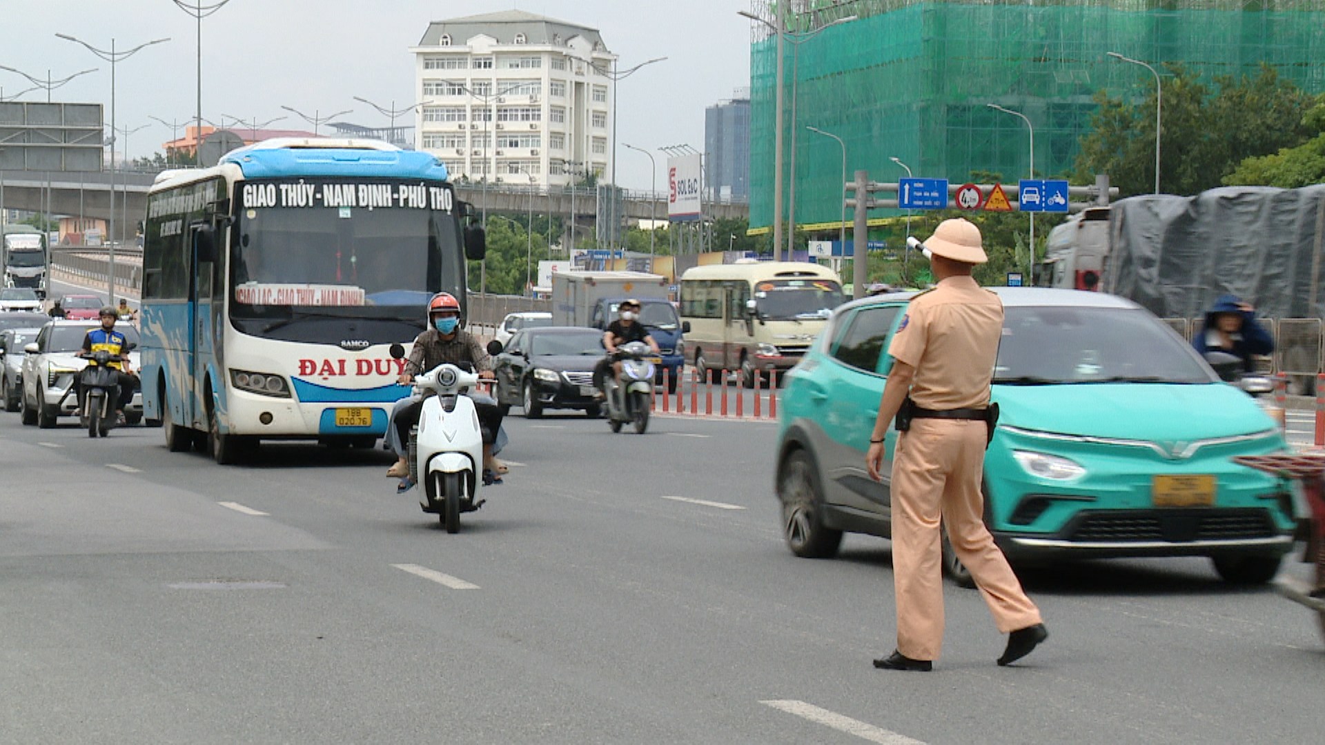 CSGT Hà Nội xử phạt 267 xe khách, xe tải vi phạm