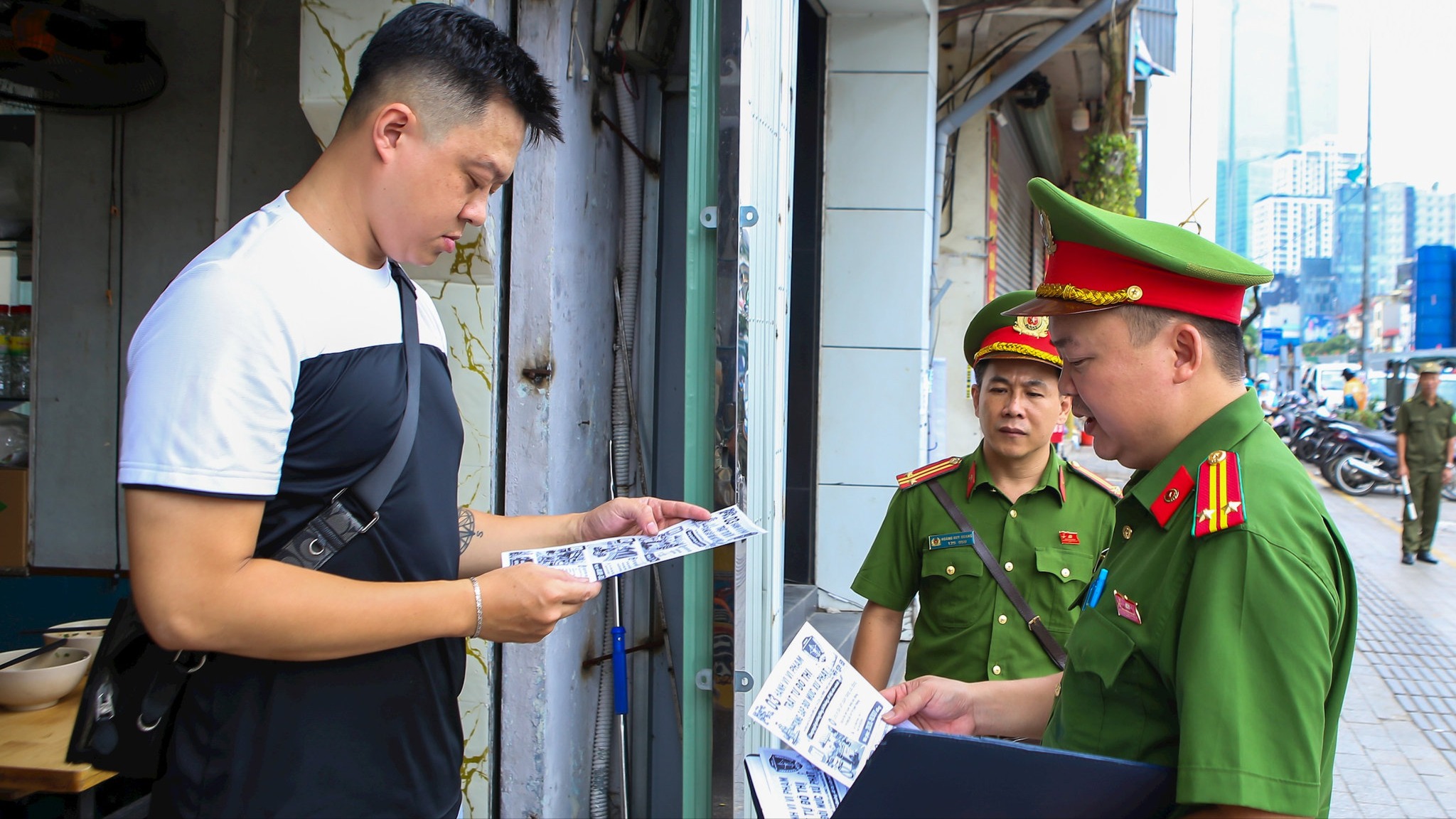 Ra quân đảm bảo trật tự giao thông và vệ sinh môi trường  