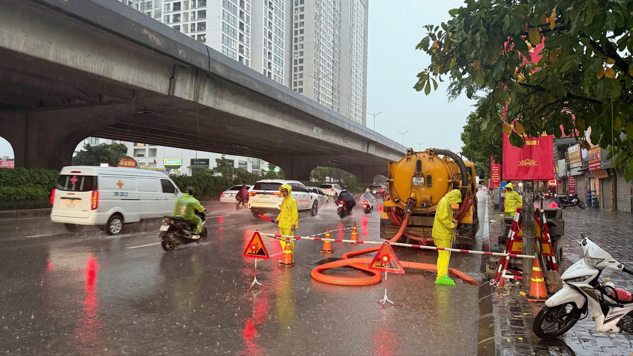 Hà Nội mưa lớn gây ngập cục bộ nhưng nước rút nhanh