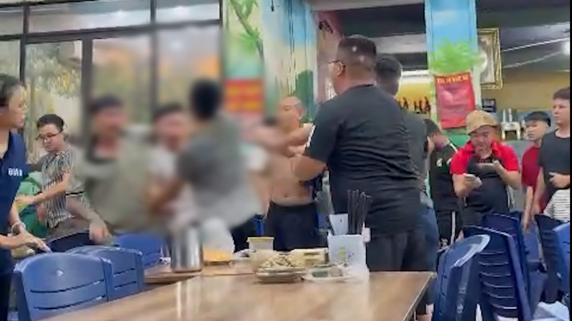Nhóm thanh niên vô cớ đánh người vì 'trêu gái' bất thành