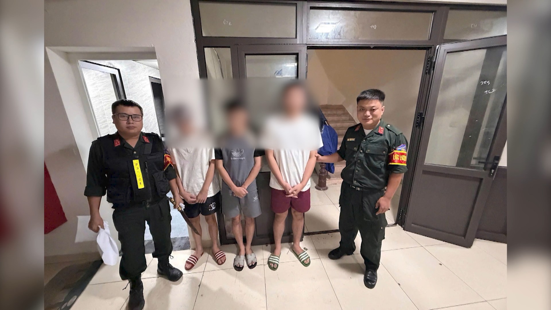 Xử lý ba nam thanh niên giấu dao trong cốp đi bão