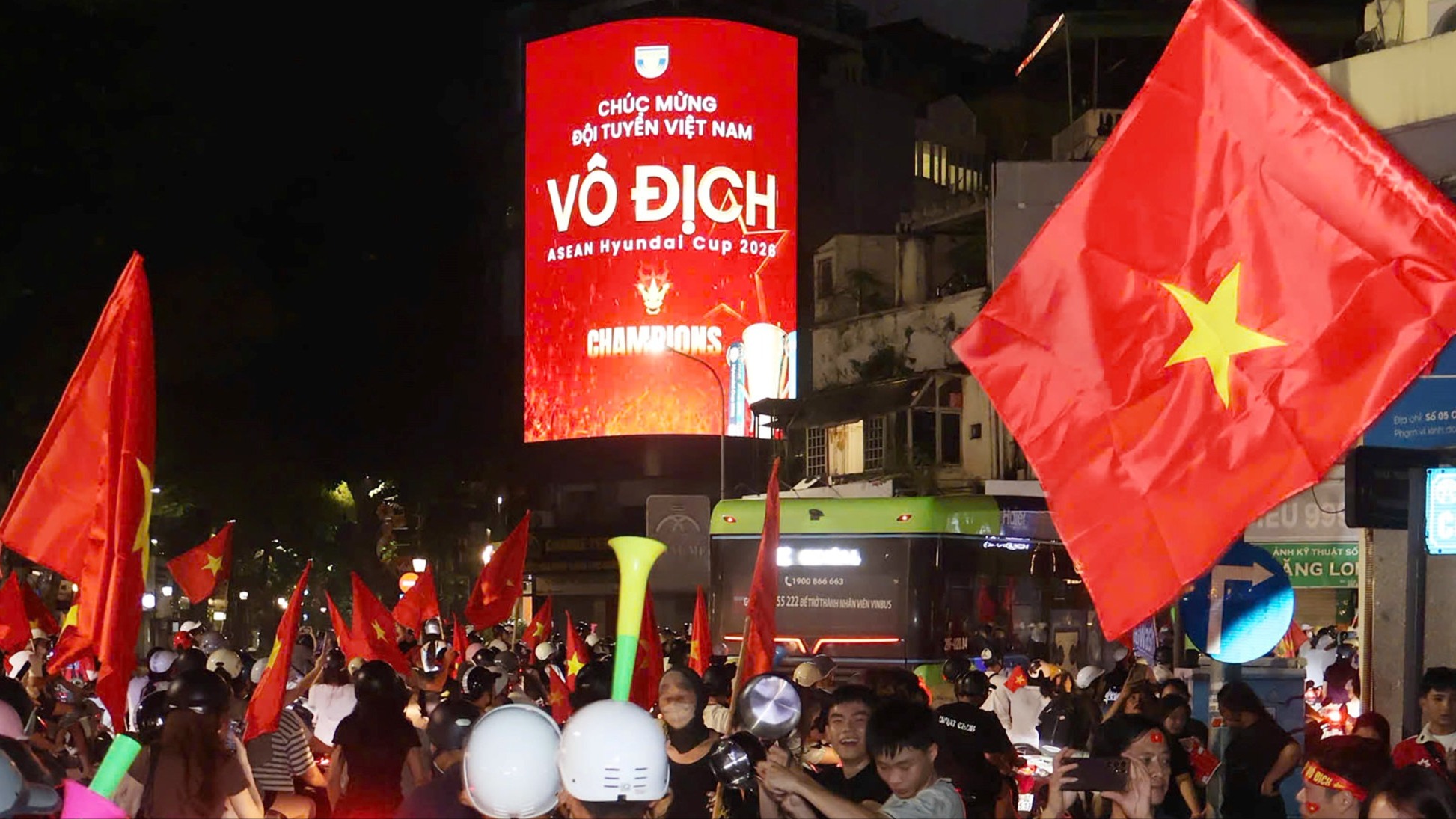 Cổ động viên Hà Nội ăn mừng chức vô địch của ĐT Việt Nam