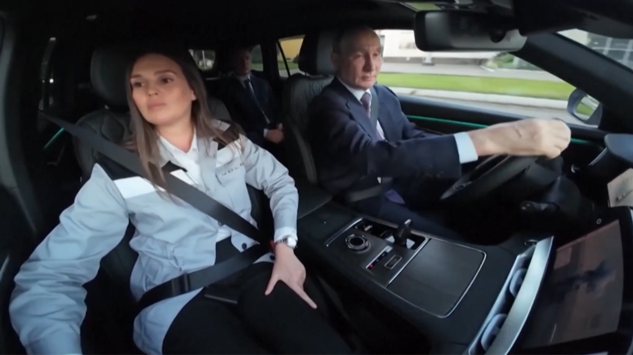 Tổng thống Putin lái thử mẫu SUV mới mang thương hiệu Nga