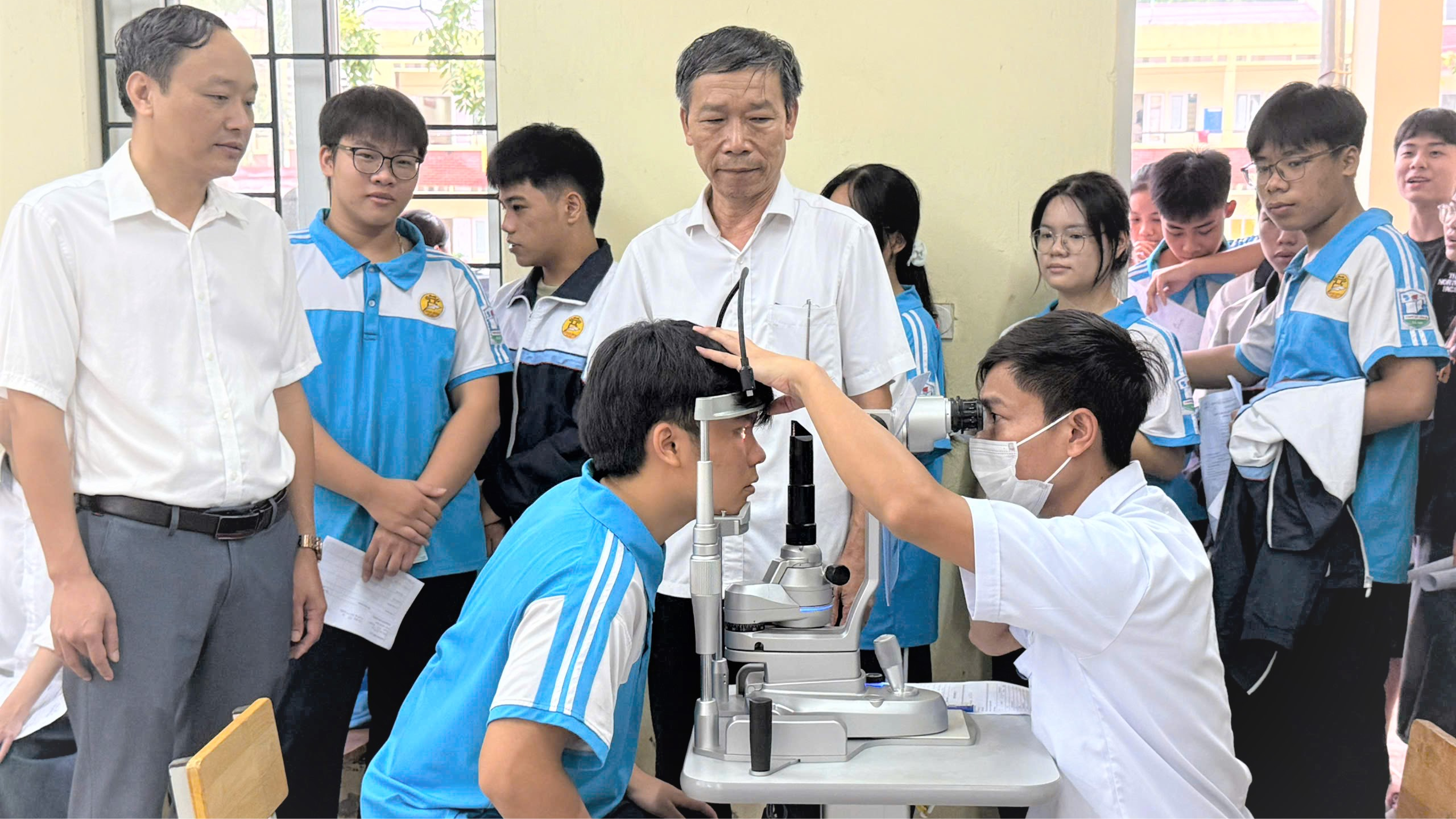 Học sinh được khám sức khỏe miễn phí