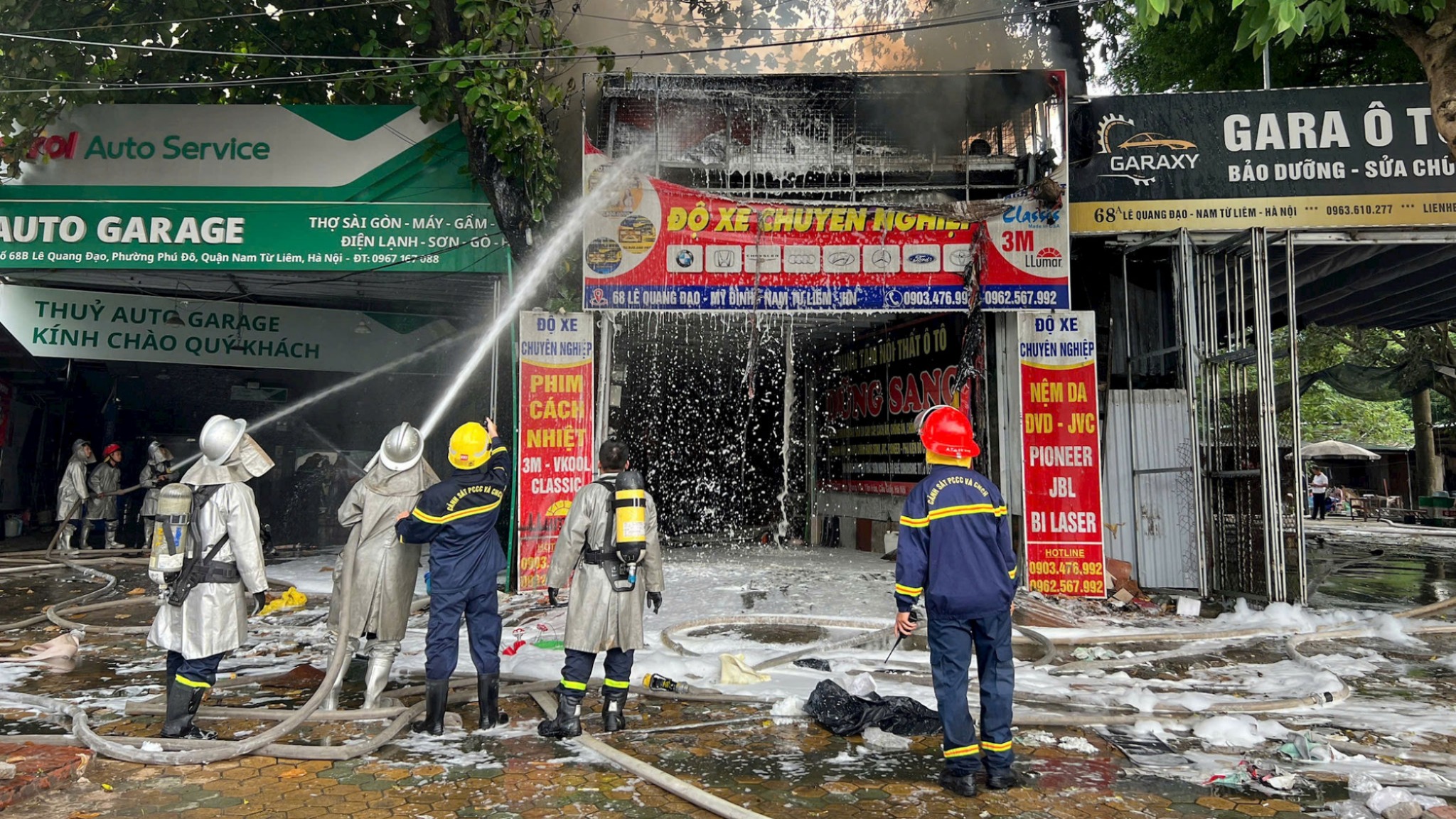 Nhanh chóng dập tắt đám cháy gara ô tô trên đường Lê Quang Đạo