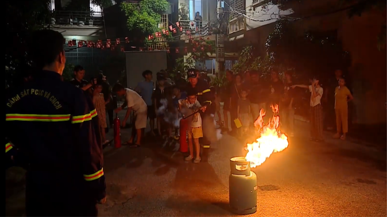 Công an Hà Nội hưởng ứng phong trào thi đua ‘Ba nhất’