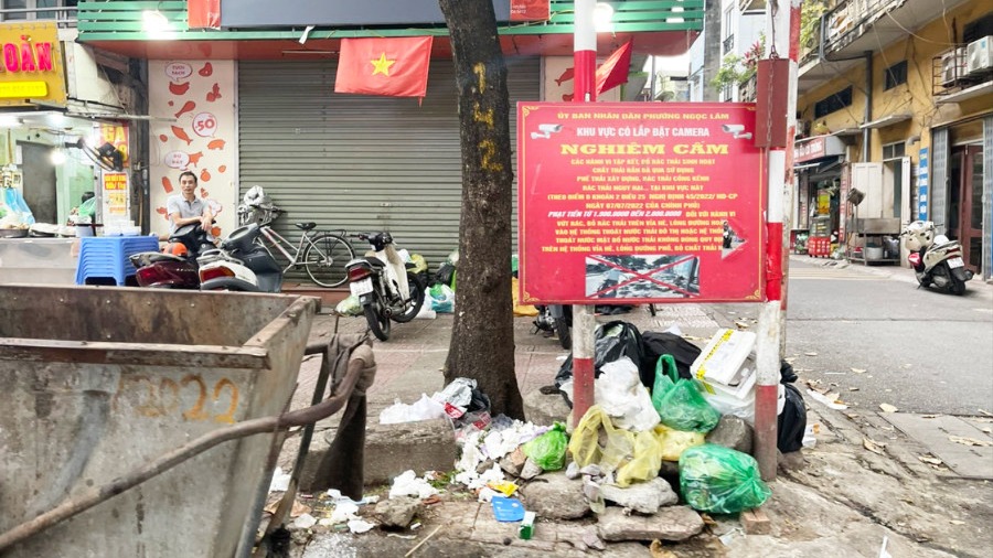 Rác tràn lan ngay sau giờ thu gom trên phố Bạch Mai