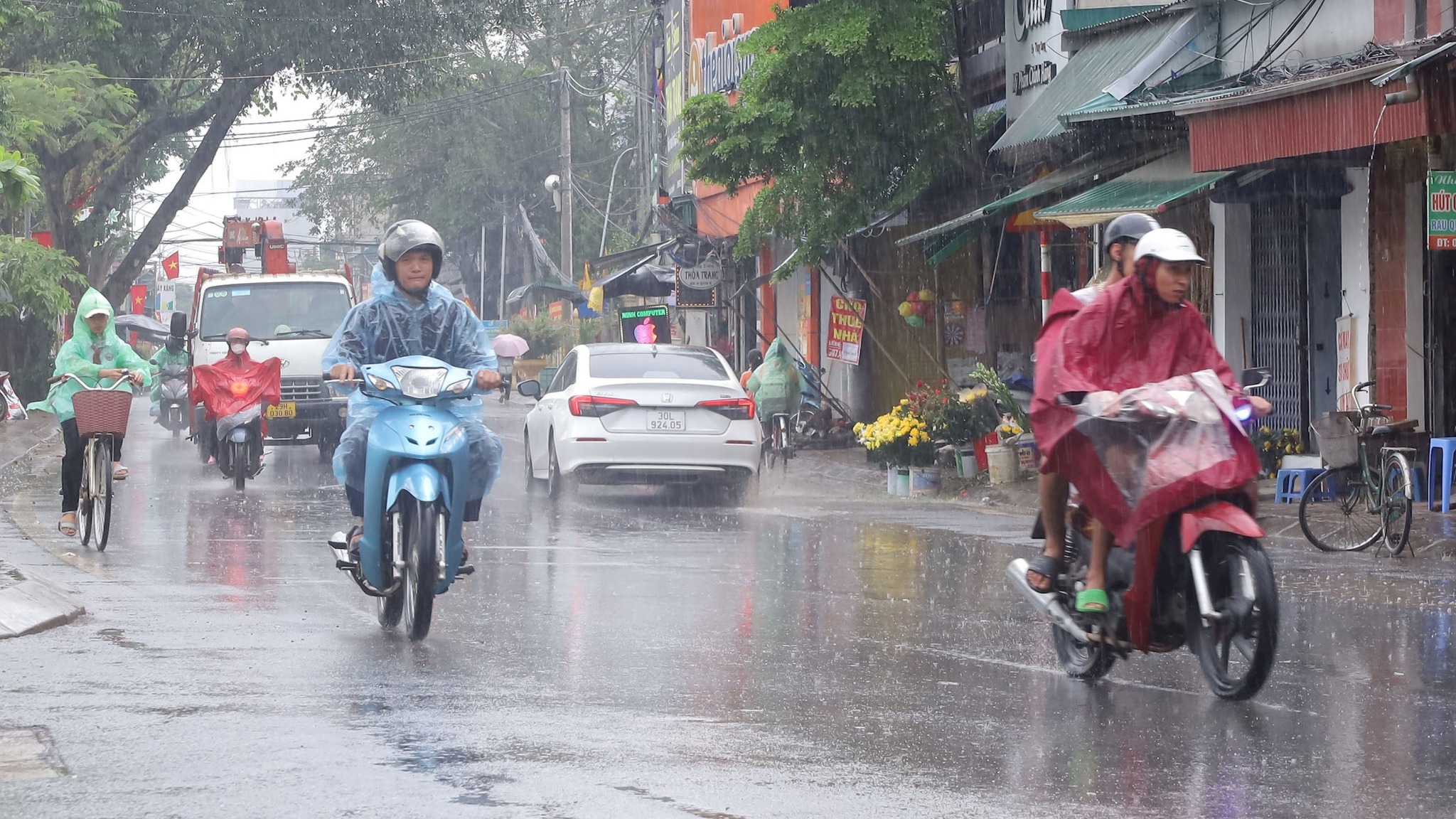 Hà Nội duy trì mưa dông, thời tiết oi nóng xen kẽ