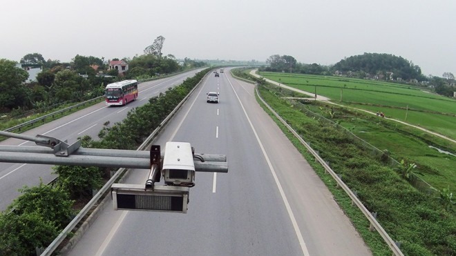 Chạy xe trên cao tốc: Giữ khoảng cách bao nhiêu là an toàn, tránh bị phạt?