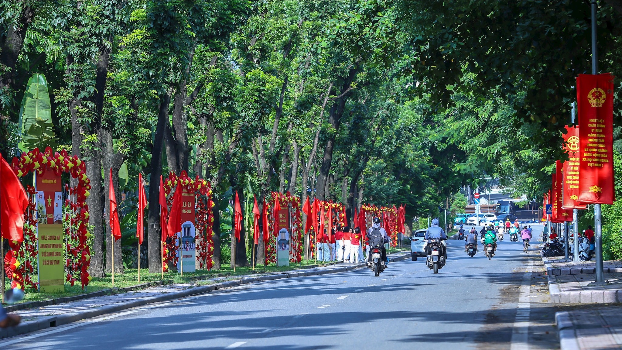 Hà Nội rực rỡ cờ hoa dịp Tết Độc lập