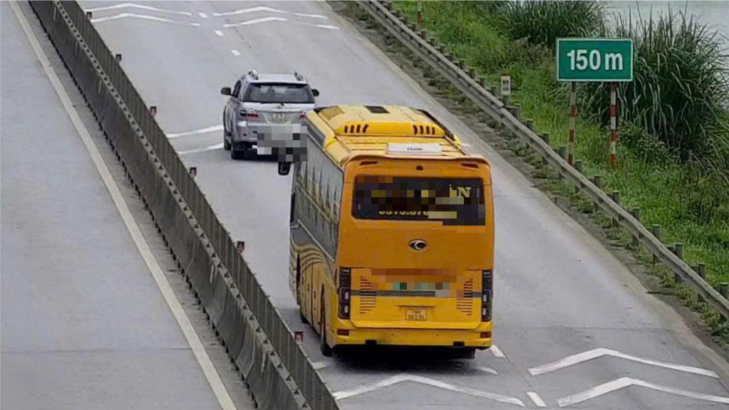 Cảnh sát giao thông khuyến cáo tài xế giữ khoảng cách với xe liền trước