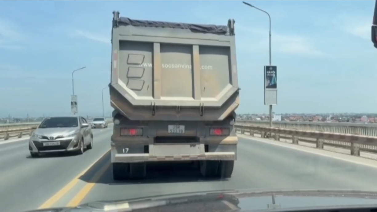 Xử phạt xe đầu kéo đi “rùa bò” trên cầu Thăng Long