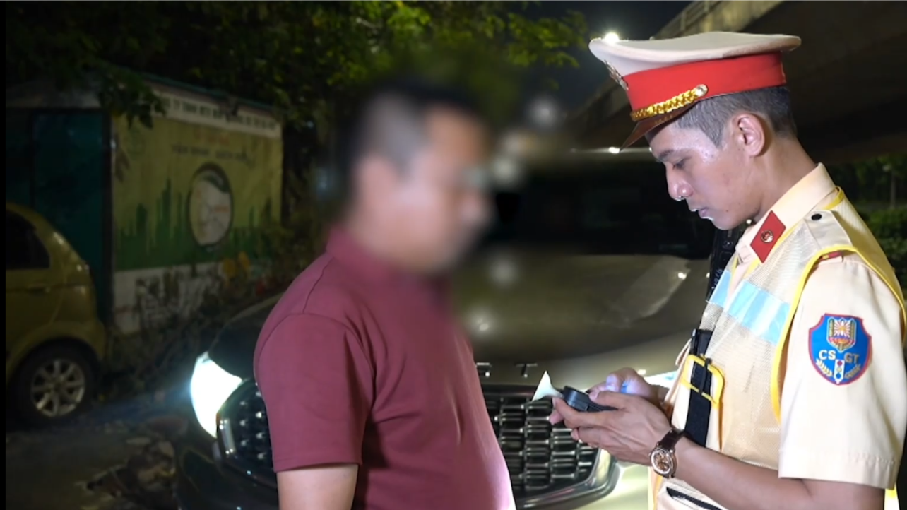 CSGT Hà Nội kiểm tra nồng độ cồn xuyên lễ