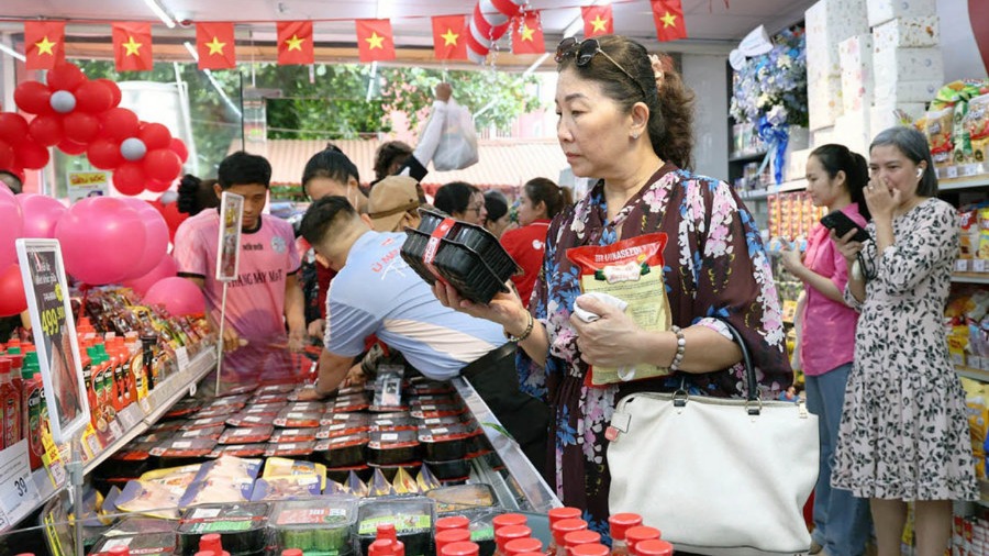 Nghỉ lễ dài ngày, hàng hóa khuyến mãi nhiều