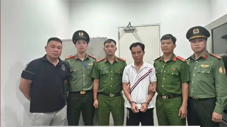 Bắt giữ đối tượng truy nã tại sân bay Nội Bài
