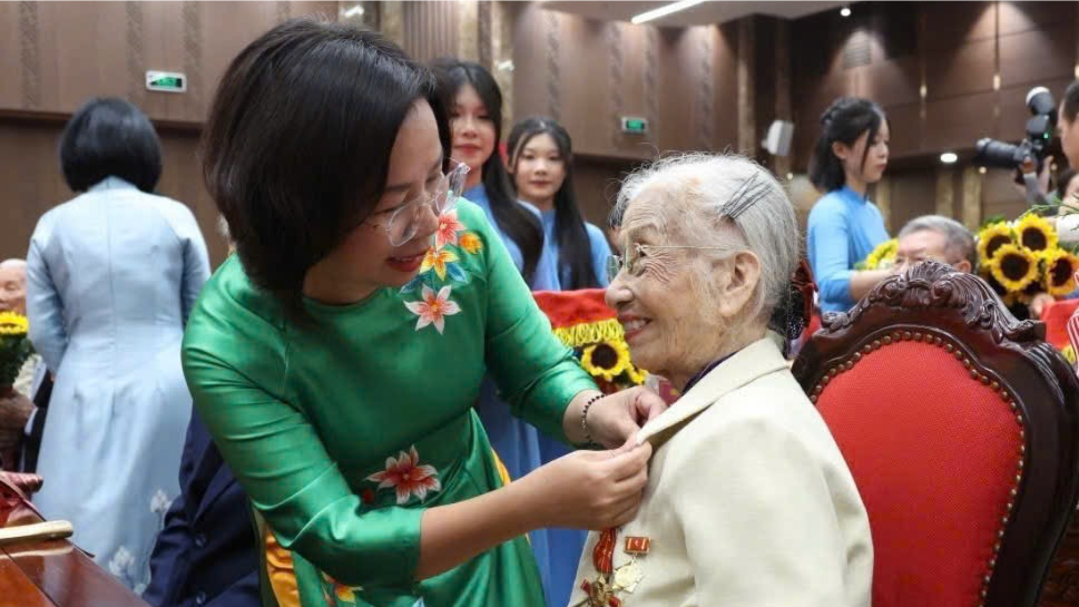 Tấm Huy hiệu trên ngực áo, lời thề trong tim 