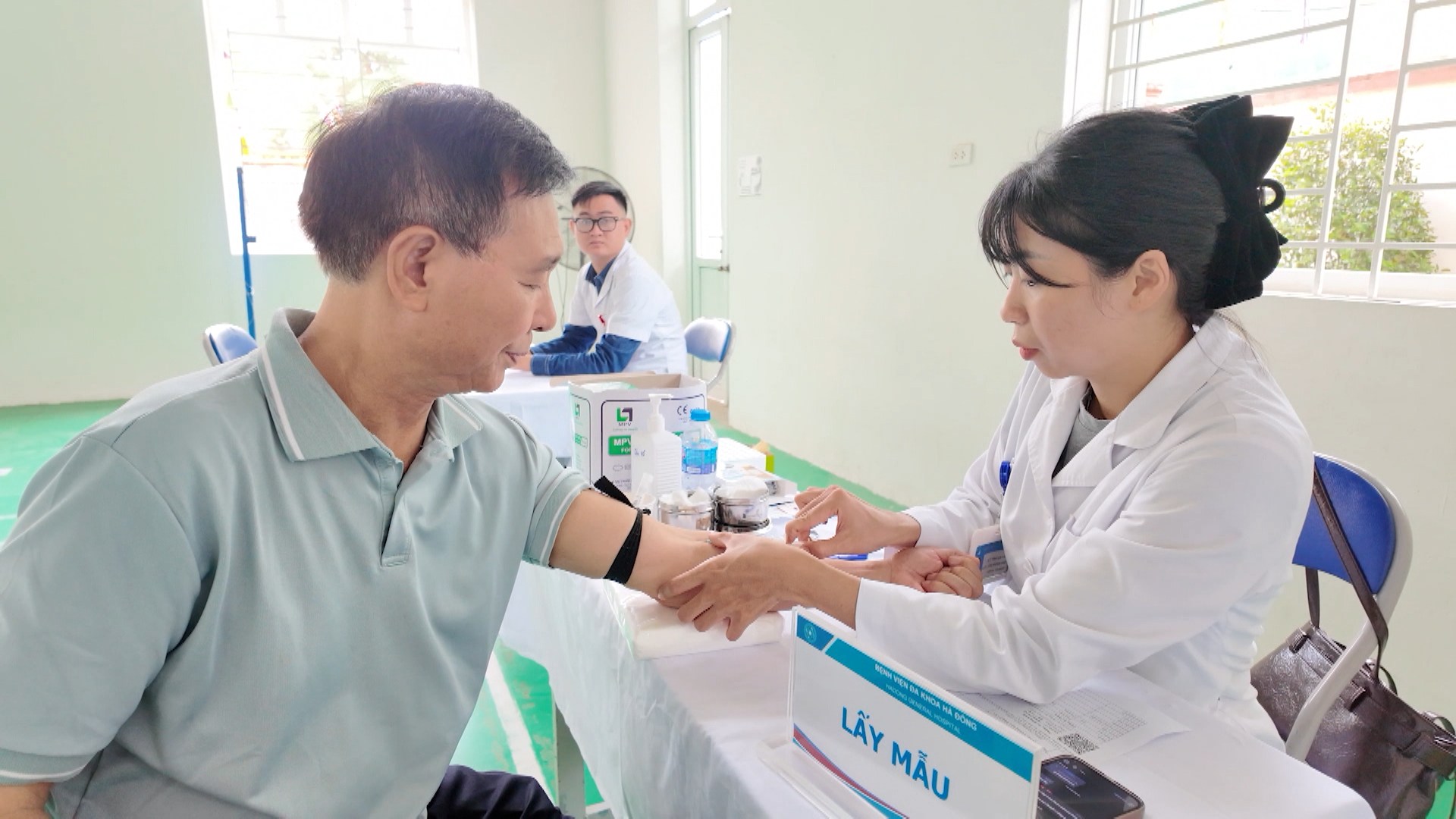 Phường Ba Đình triển khai khám sức khoẻ tại nhà cho người cao tuổi