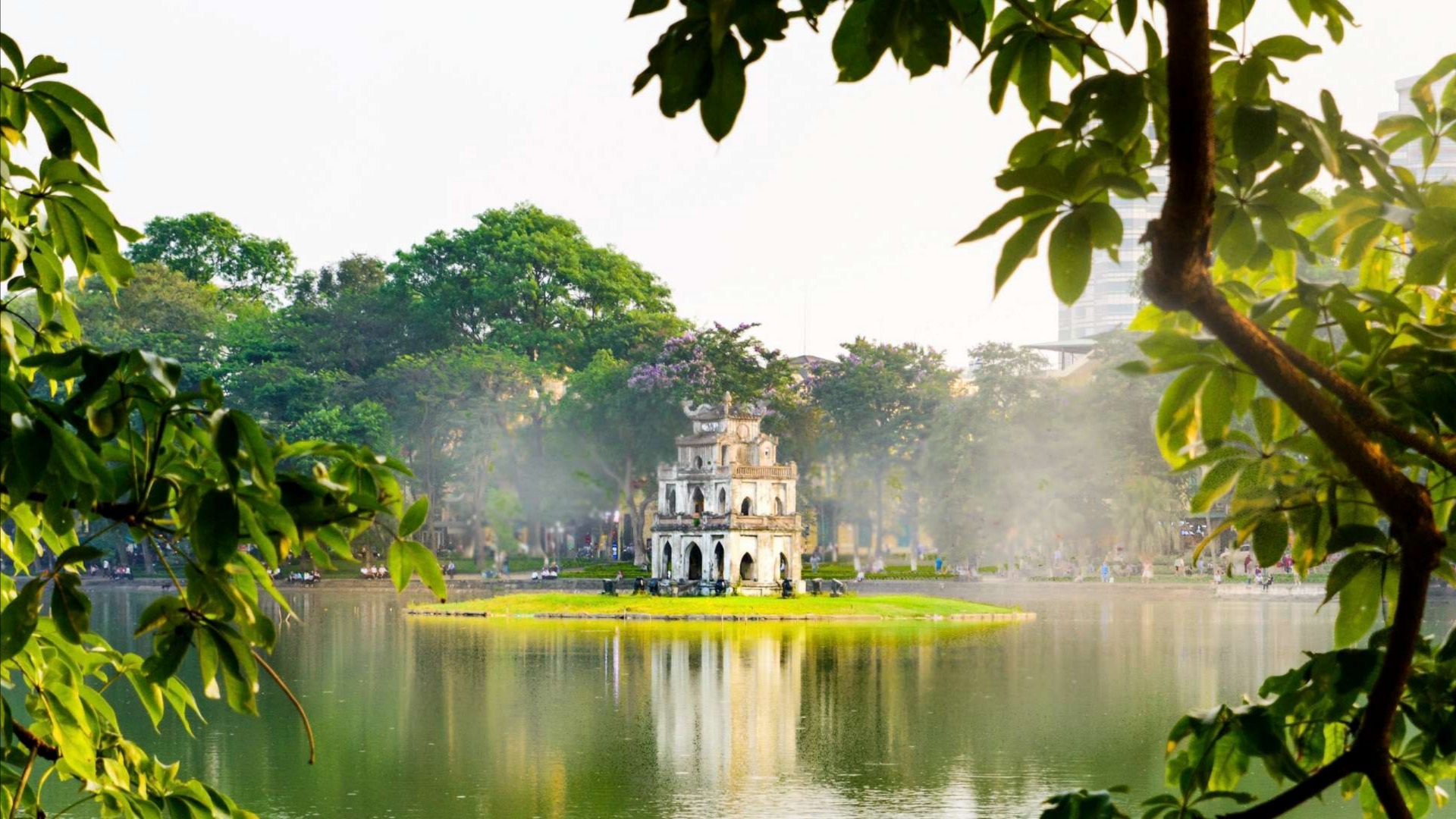 Hồ Gươm - Điểm hẹn của du khách bốn phương