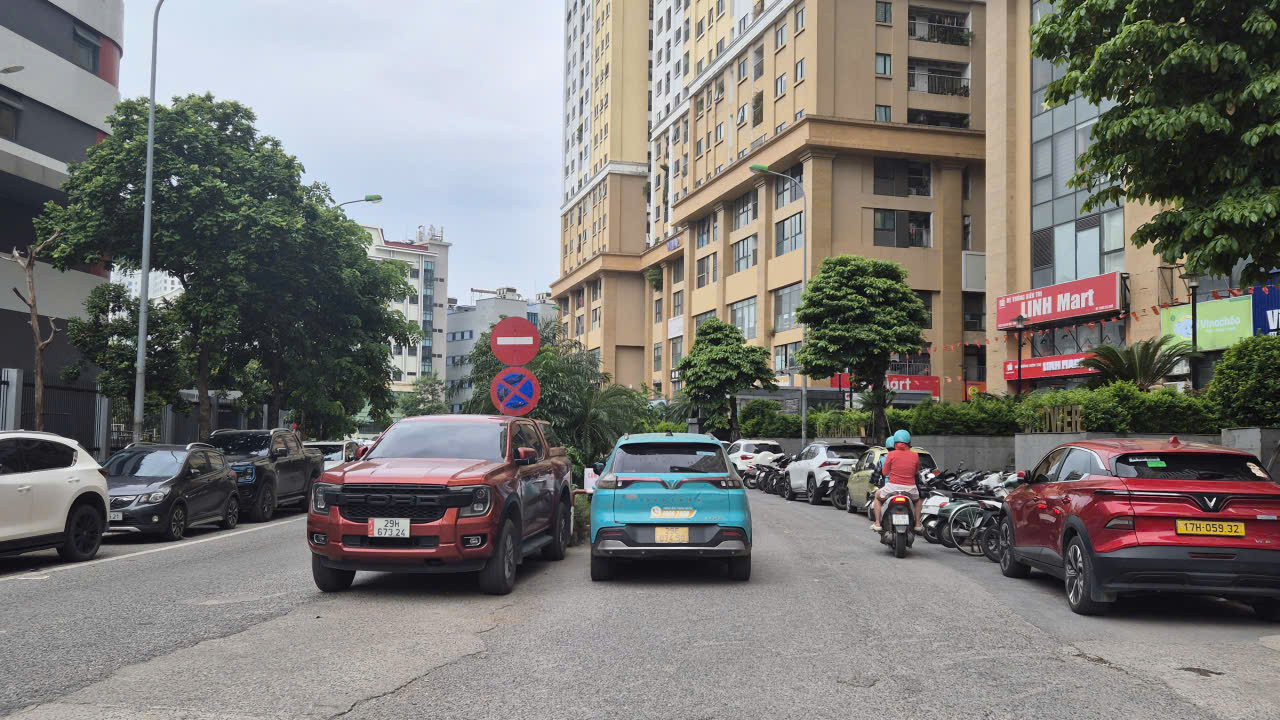 Vi phạm trật tự đô thị tại phường Định Công: Chủ tịch UBND thành phố Hà Nội yêu cầu kiểm tra, xử lý