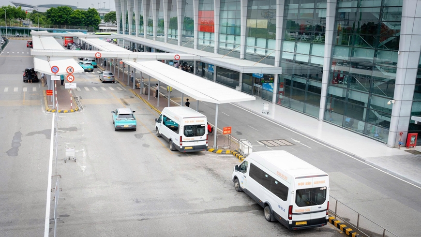 Sân bay Nội Bài tiếp tục điều chỉnh làn xe dịch vụ đón khách 