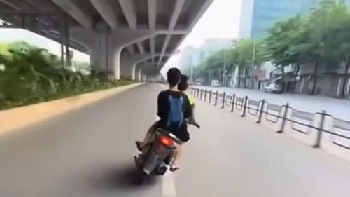 Làm rõ hai thiếu niên lạng lách, đánh võng trên đường Phạm Văn Đồng