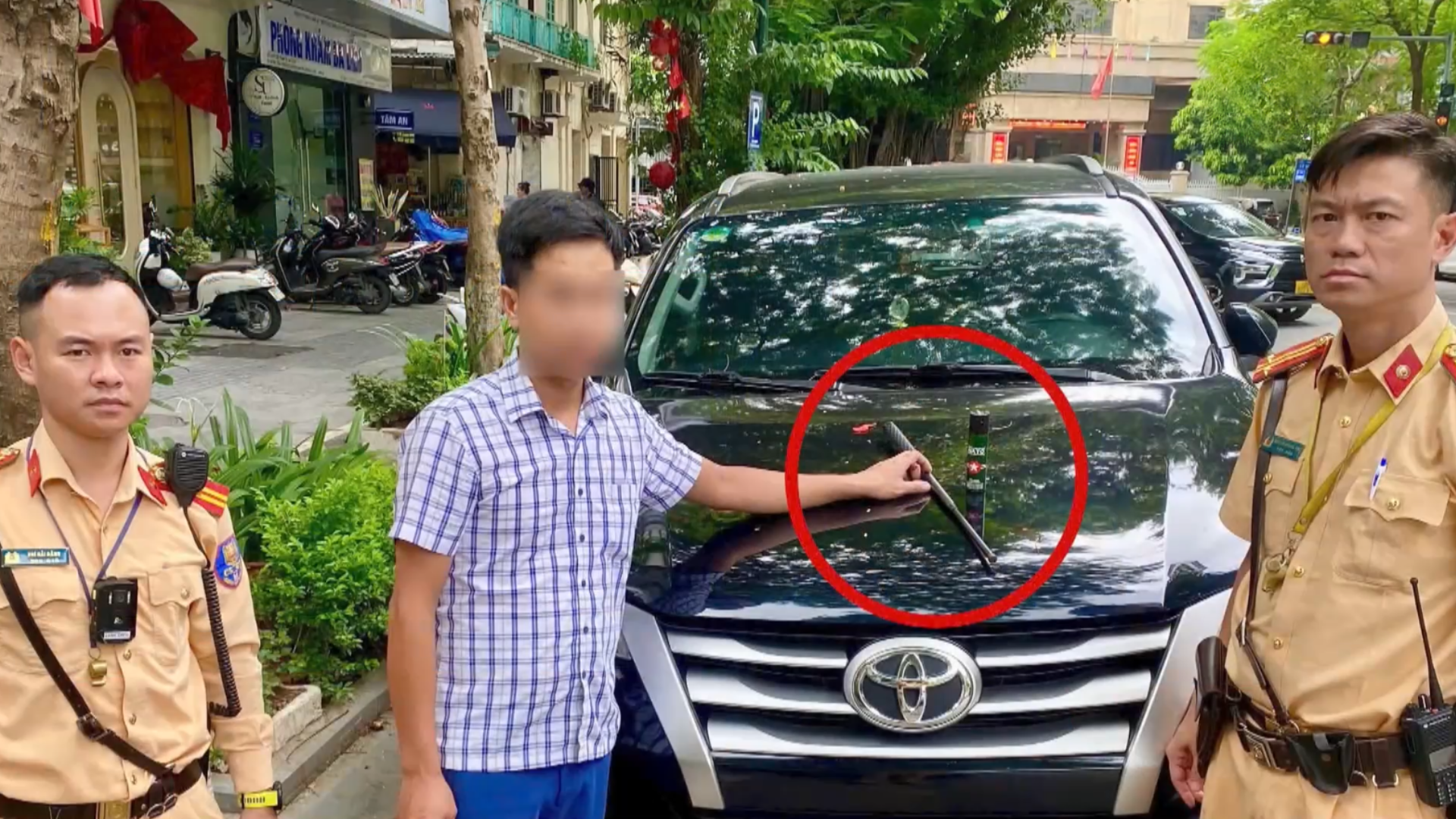 Kiểm tra lái xe đỗ sai quy định, phát hiện bằng lái giả