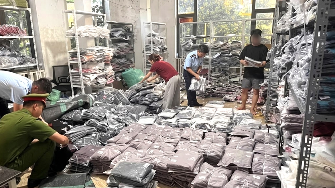 Khởi tố vụ buôn bán quần áo giả