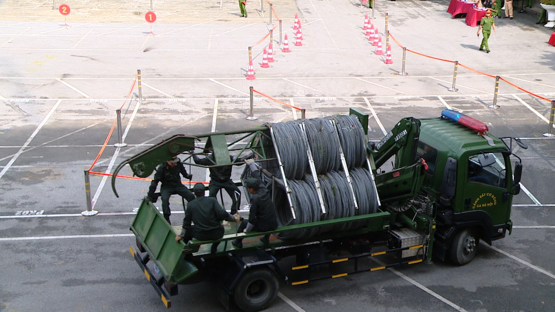 Bản lĩnh cảnh sát cơ động sau tay lái xe đặc chủng