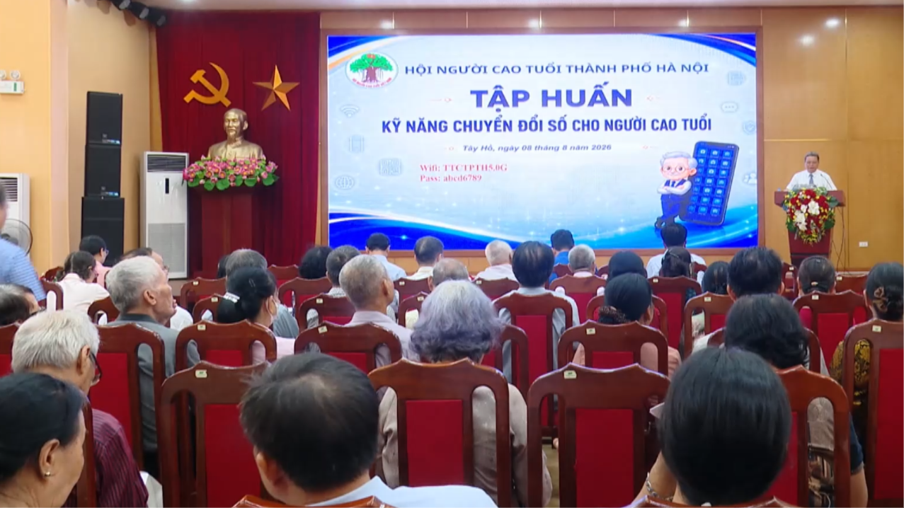 Người cao tuổi thủ đô tham gia chuyển đổi số