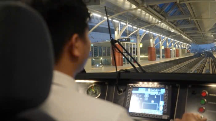 Một ngày trong buồng lái Metro: Lặng thầm nối những nhịp vui