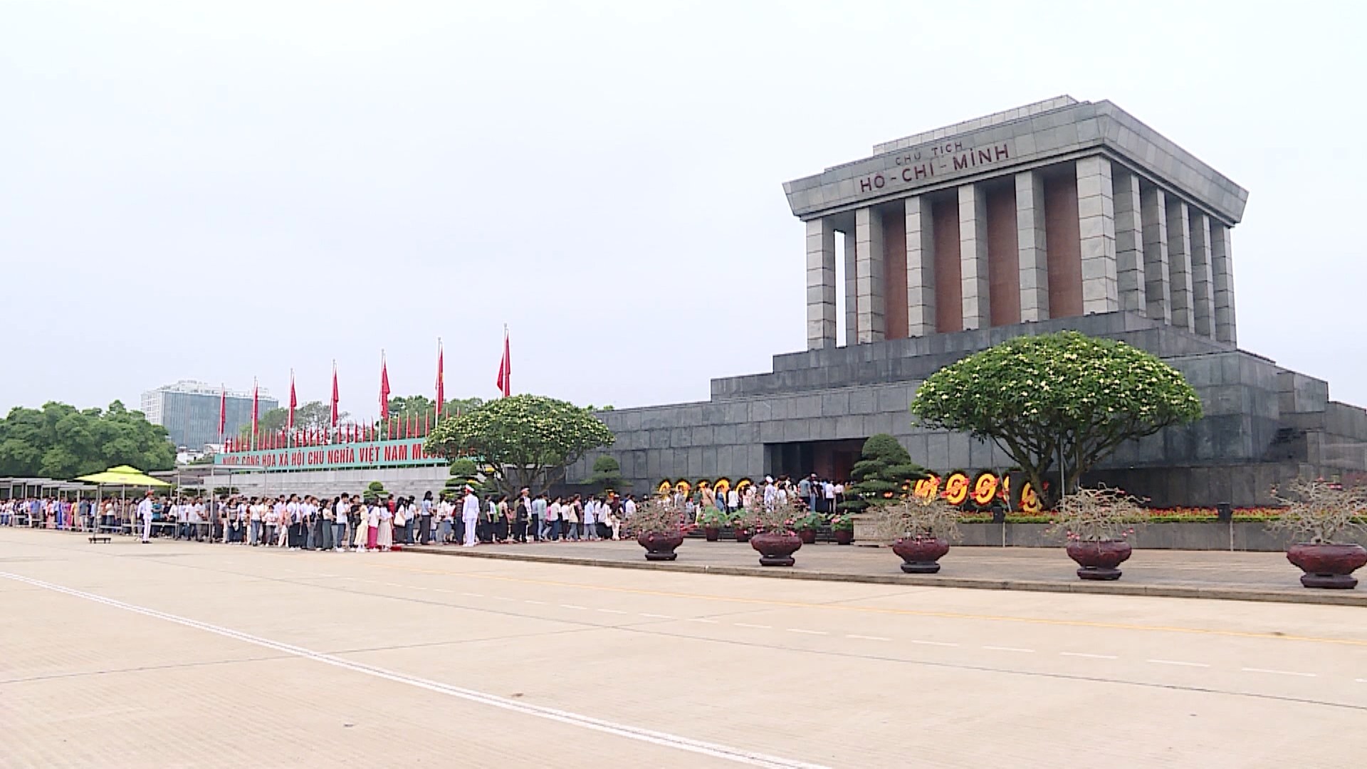 Người dân xếp hàng vào Lăng viếng Chủ tịch Hồ Chí Minh