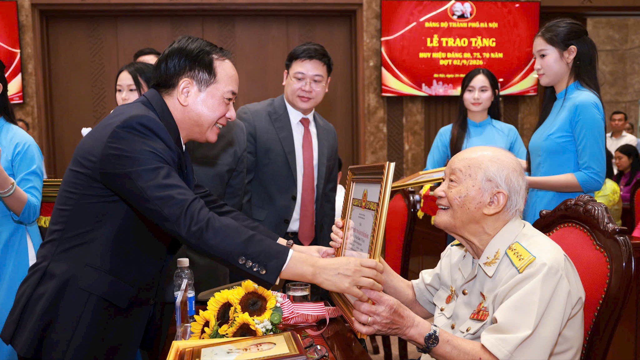 Một tấm Huy hiệu, một đời theo Đảng
