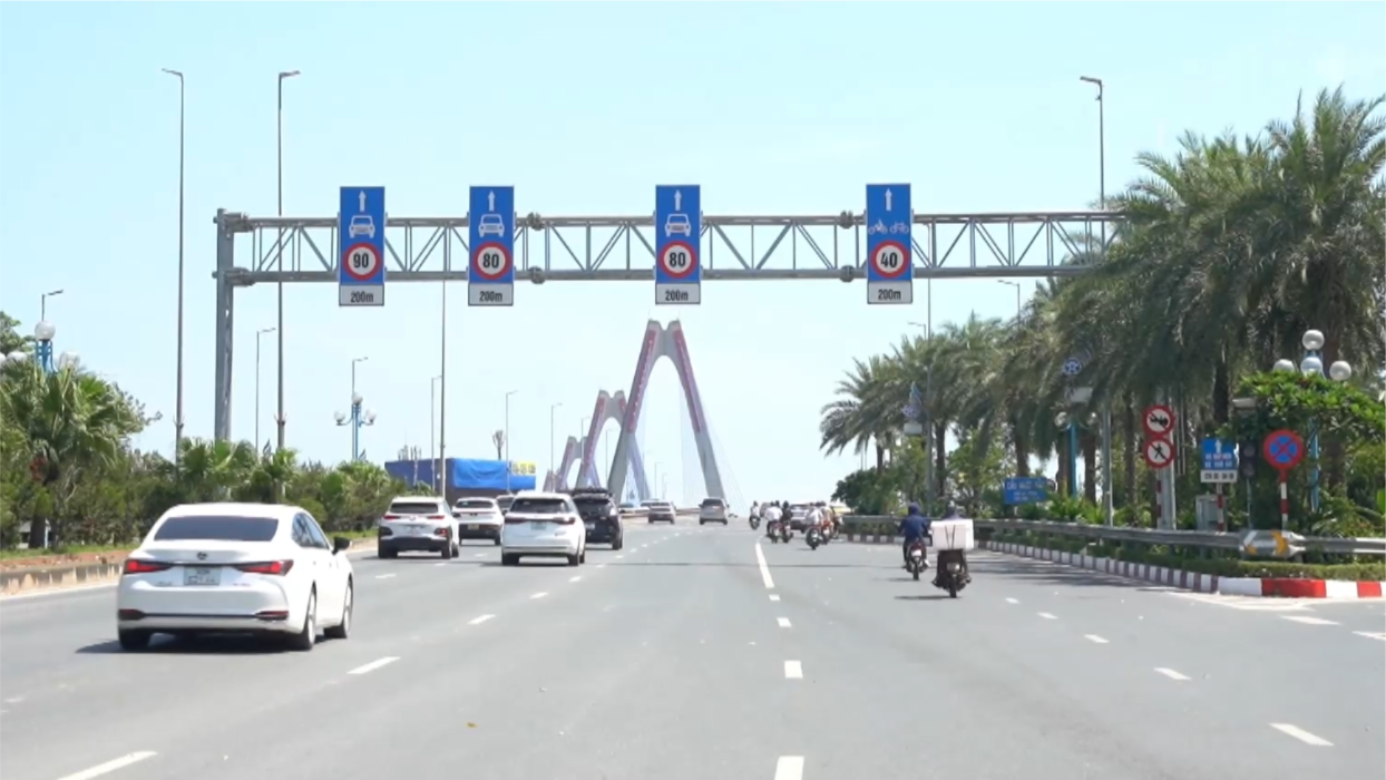 Tổ chức giao thông hạn chế tai nạn trên cầu Nhật Tân 